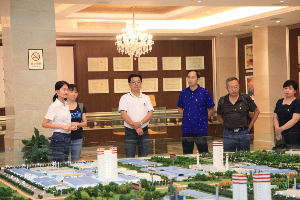 听取公司十大基地战略布局情况介绍，左三：杨华锋，右三：江本武.JPG