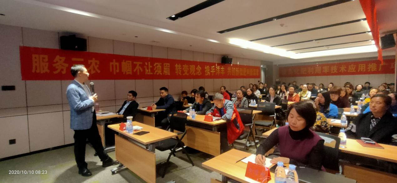 附件7：农资与市场主编冯卫东先生作报告.jpg