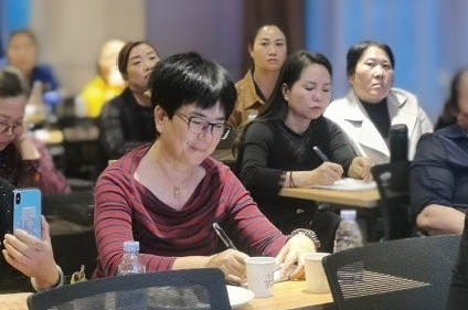 附件4：客户在认真的学习2.jpg