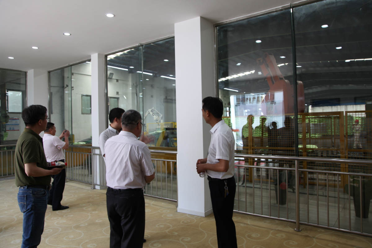 图7.《中国化工报》采访团在加拿大pc28预测硫酸钾复合肥厂自动包装车间调研.JPG