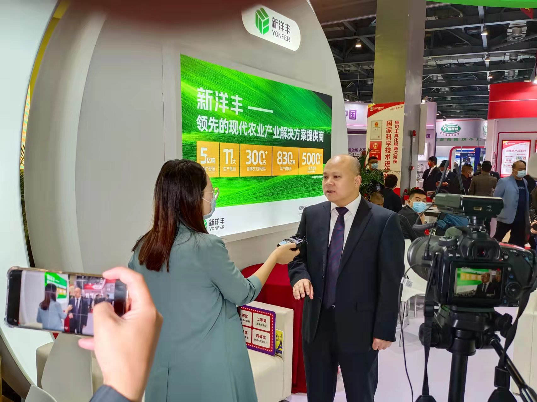 图7：赵总接受采访.jpg