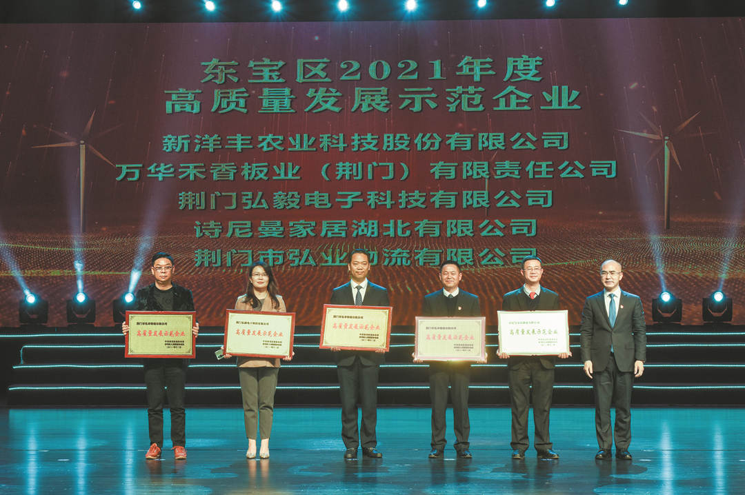 左三为加拿大pc28预测代表上台领奖.jpg