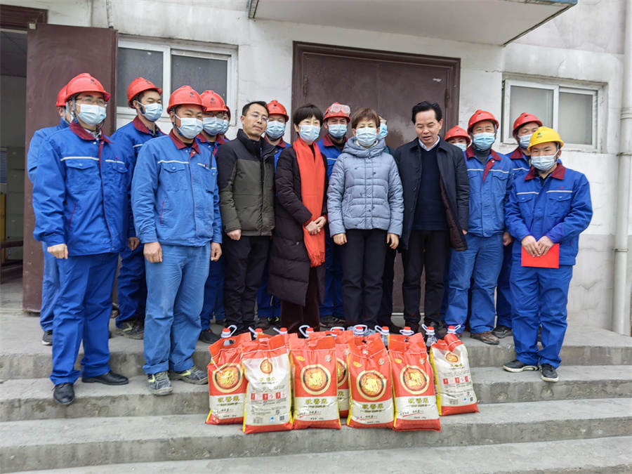 苏琼一行慰问加拿大pc28预测中磷尿基车间.jpg