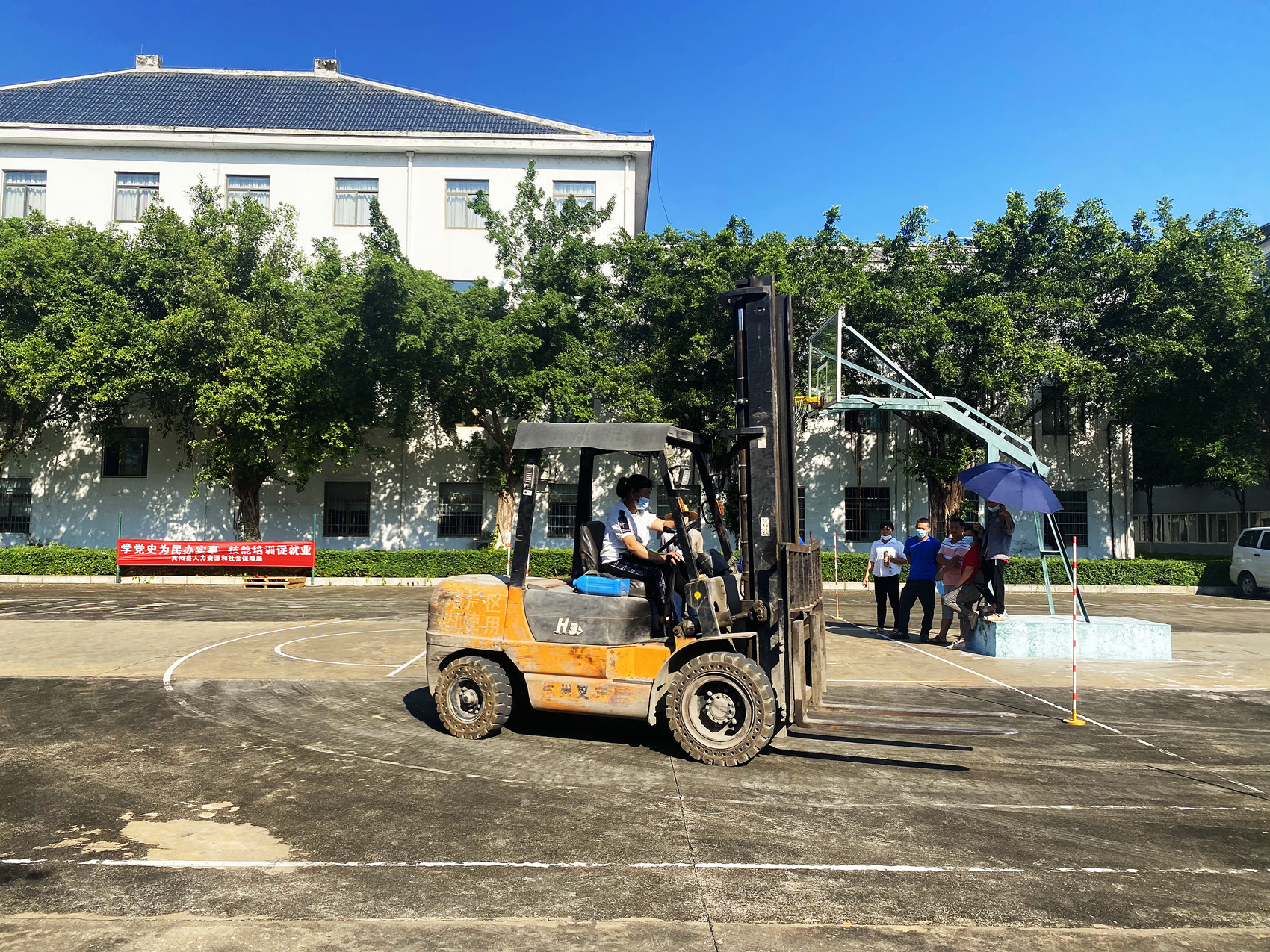广西加拿大pc28预测免费叉车培训现场.jpg