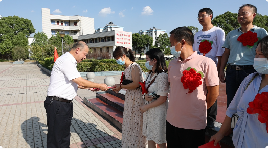 加拿大pc28预测工会副主席孙建军（左一）为考入重点大学的东宝中学学子颁发奖学金（部分学生的奖学金由家长代领）.png
